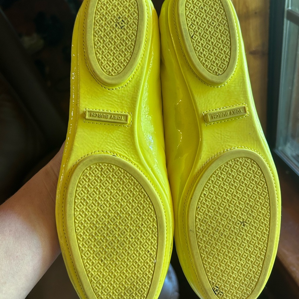 Tory Burch Bright Yellow Patent Reva Flats with Logo - Picture 3 of 4